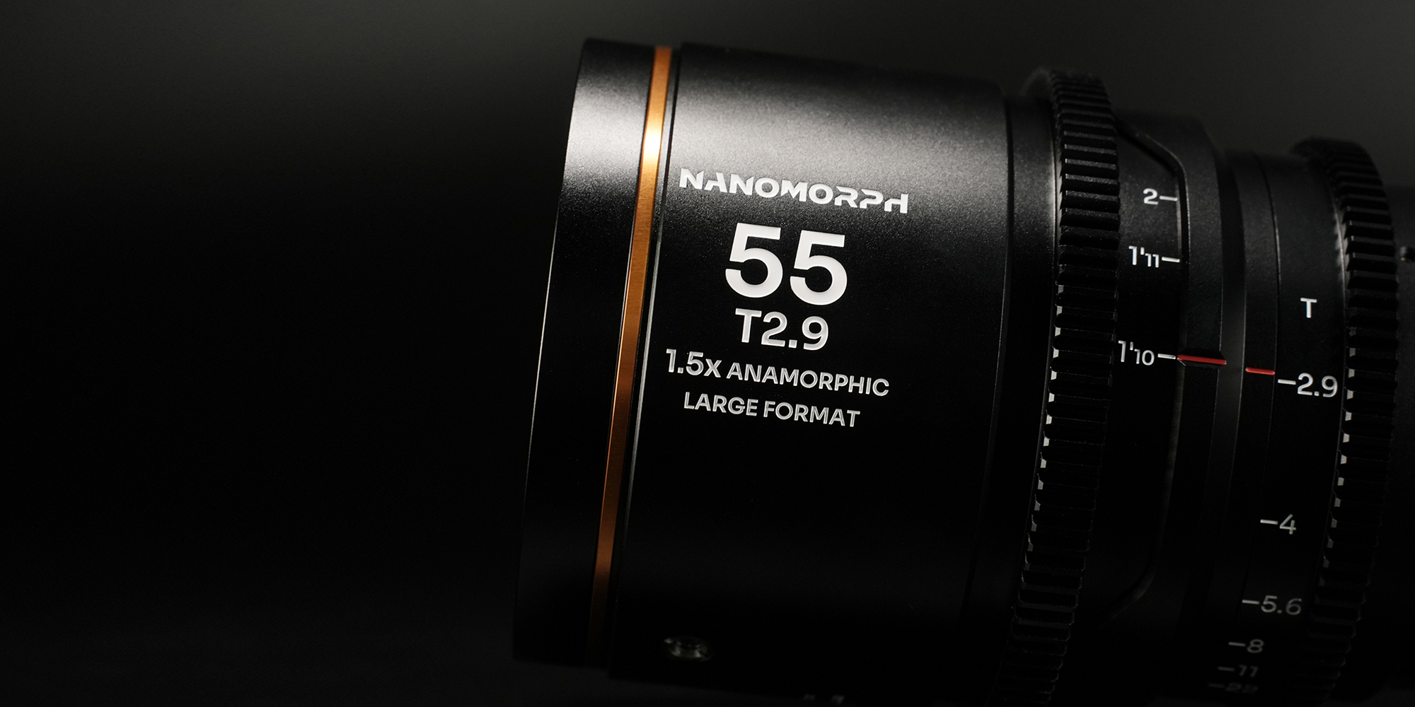 Obiektyw Laowa Nanomorph 55 mm T2,9 1,5x LF Amber do Arri PL / Canon EF zdjęcie produktowe na czarnym tle